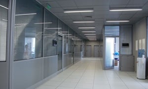 διαχωριστικα γραφειων από αλουμίνιο και γυαλί σε χώρο γραφείων SMARTIA P100